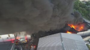 Sistema 911 coordina respuesta ante incendio en fábrica de plástico en Bajos de Haina