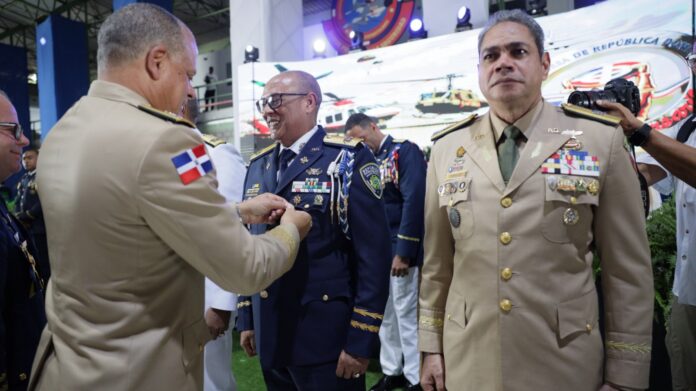 CONDECORAN JEFE DE LA POLICIA